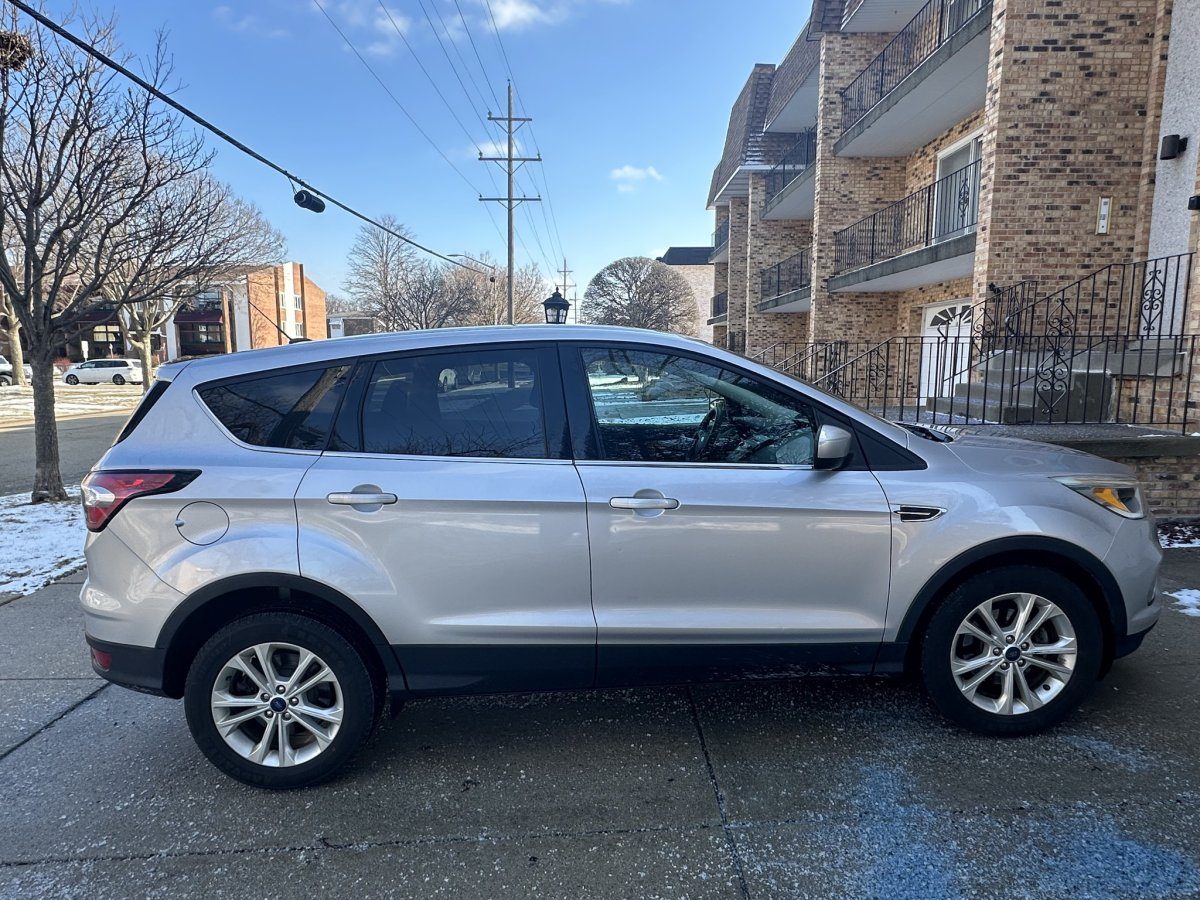 For sale 2017 Ford escape SE FWD