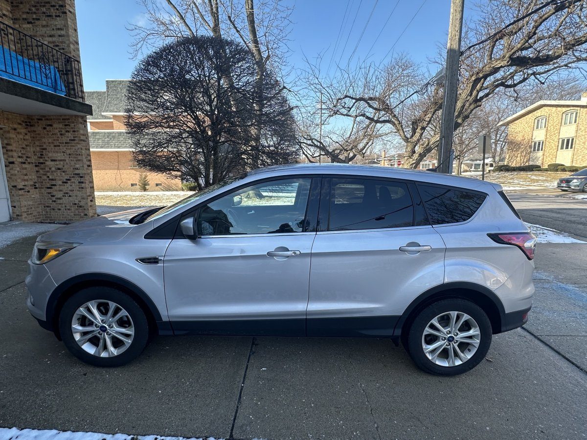 For sale 2017 Ford escape SE FWD
