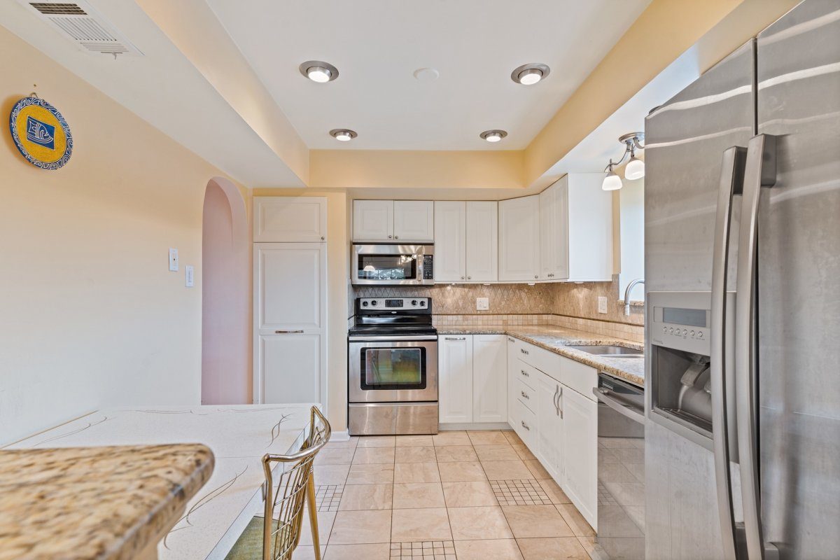 Beautiful and Spacious 2-Bedroom Condo in Palos Hills! For sale