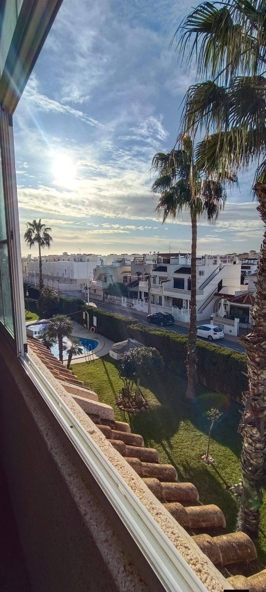 Nuomojama šviesūs ir jaukūs apartamentai su terasa vaizdu į gražų kiemą su baseinu,turi privatų parkingą.Ir visa tai netoli jūros Torreviejoje.