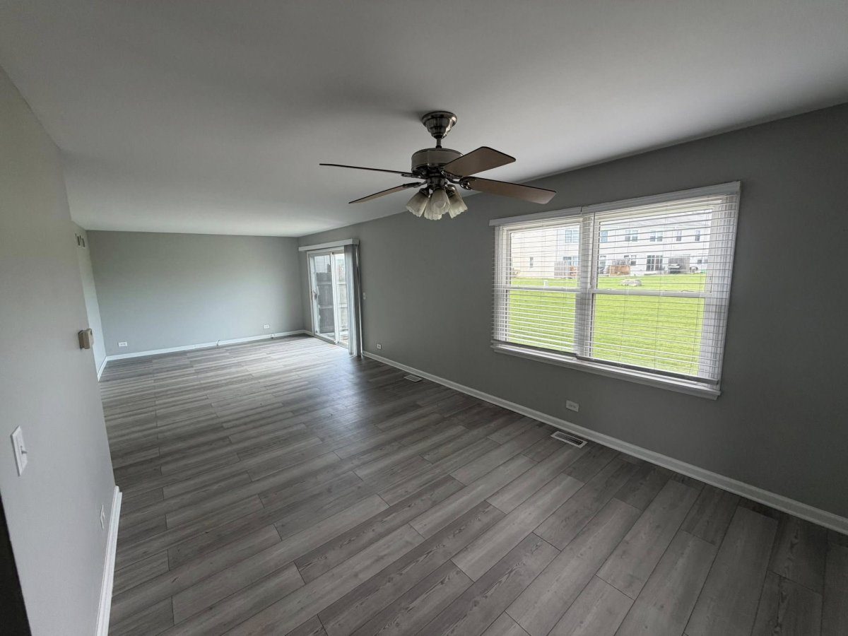 Išnuomojamas erdvus 3 miegamųjų, 1,5 vonios townhouse Naperville, zip 60540.
