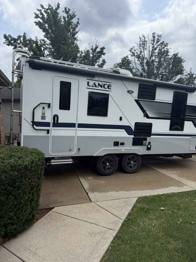 NEW PRICE! 2022 Lance 1995 – RV Trailer Rental (4 Seasons, Like New)