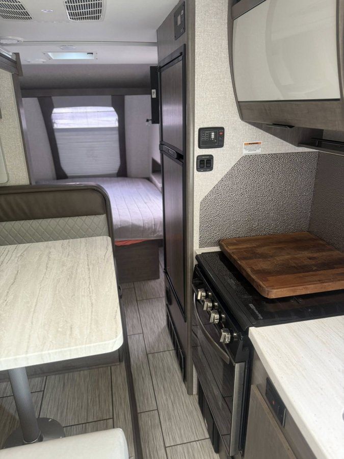 NEW PRICE! 2022 Lance 1995 – RV Trailer Rental (4 Seasons, Like New)