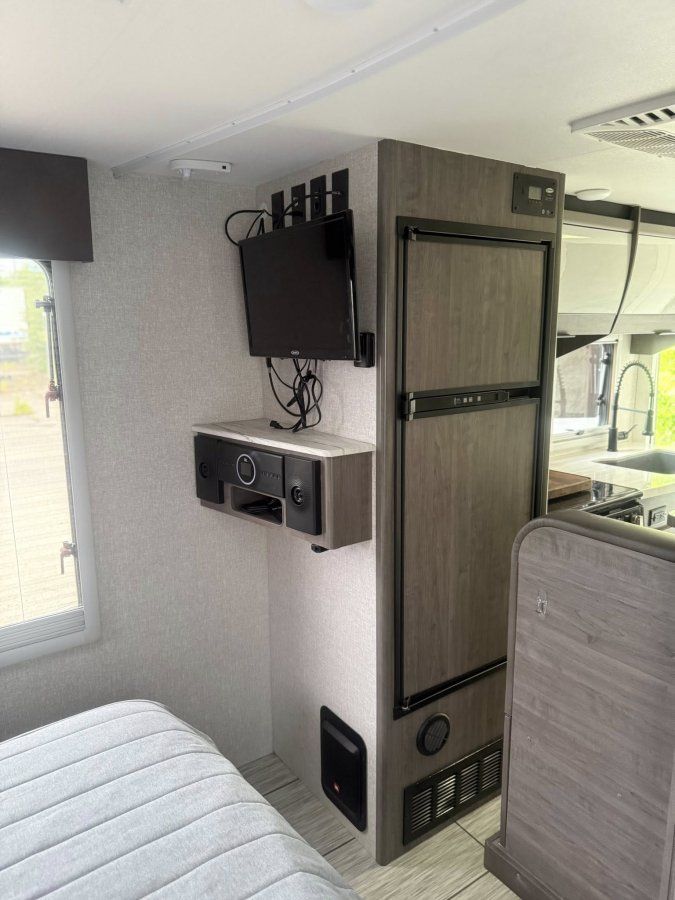 NEW PRICE! 2022 Lance 1995 – RV Trailer Rental (4 Seasons, Like New)